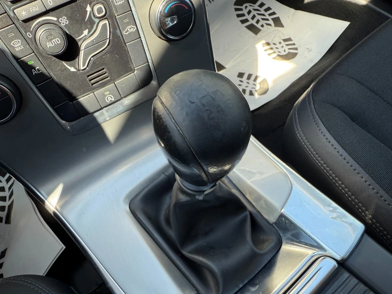 Volvo V60 1.6 Бензин, снимка 12 - Автомобили и джипове - 50905287