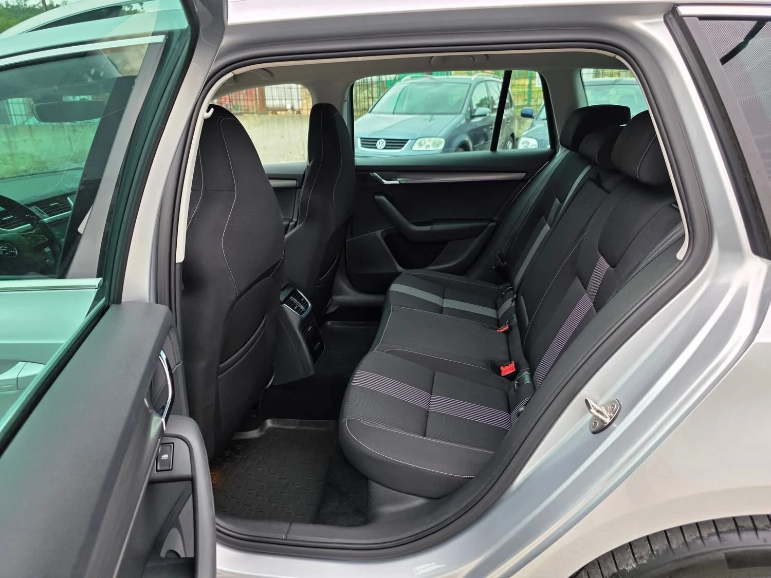 Skoda Octavia 2.0TDI 150K.C./АВТОМАТ/ЛЕД ФАР/КАР ПЛЕЙ/ДИСТРОНИК/ - изображение 7
