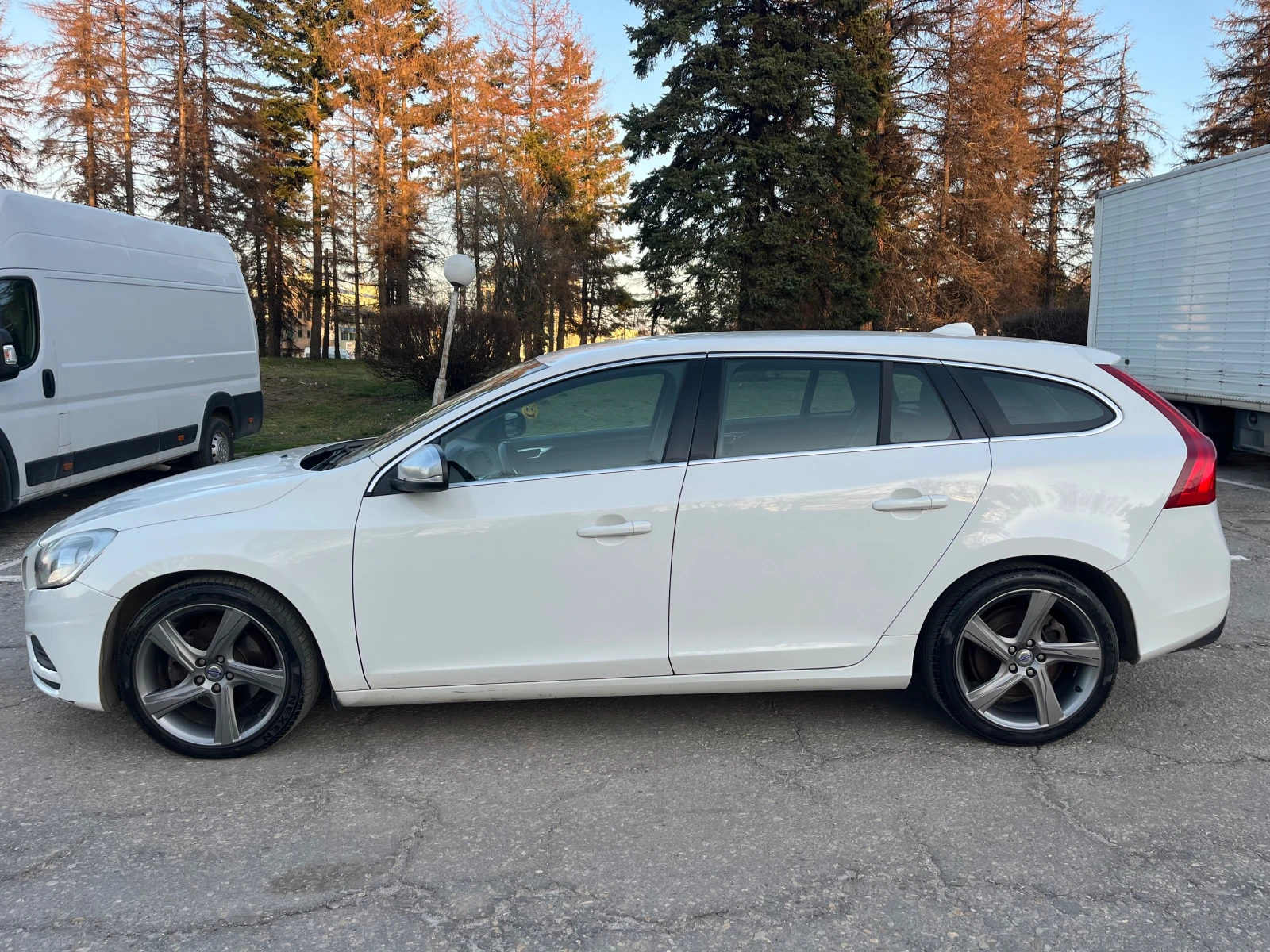 Volvo V60 R-Design, снимка 2 - Автомобили и джипове - 52064329