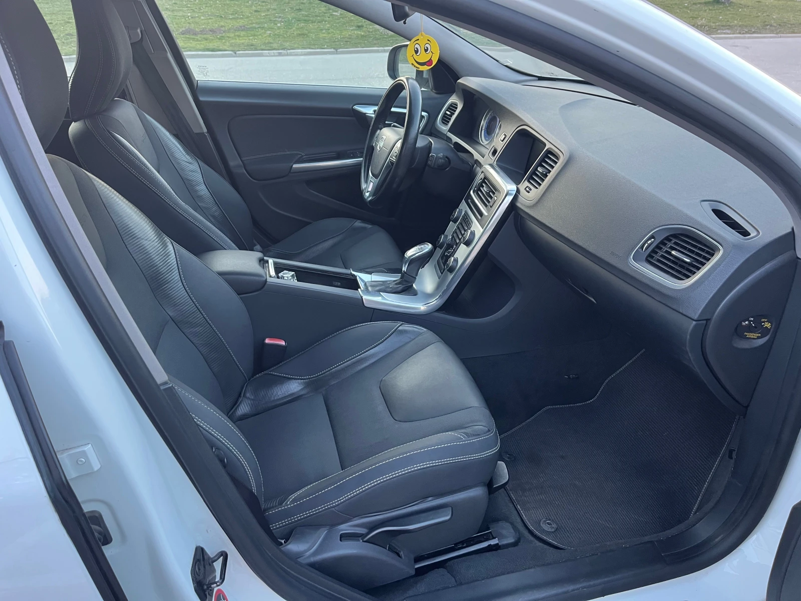 Volvo V60 R-Design, снимка 13 - Автомобили и джипове - 52064329