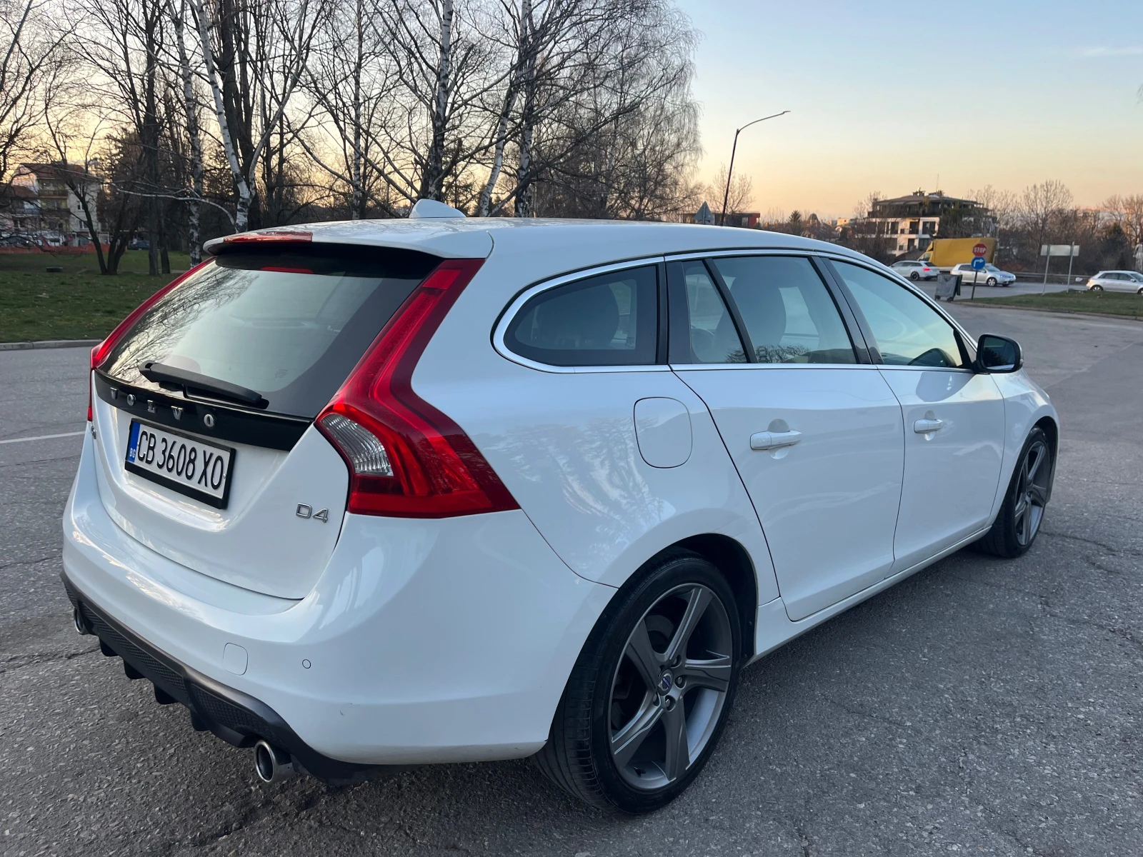 Volvo V60 R-Design, снимка 5 - Автомобили и джипове - 52064329