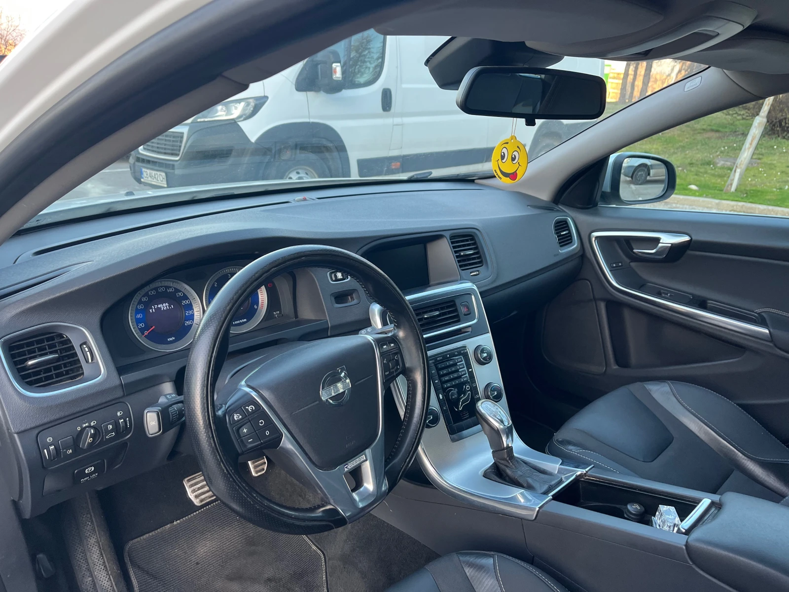 Volvo V60 R-Design, снимка 10 - Автомобили и джипове - 52064329