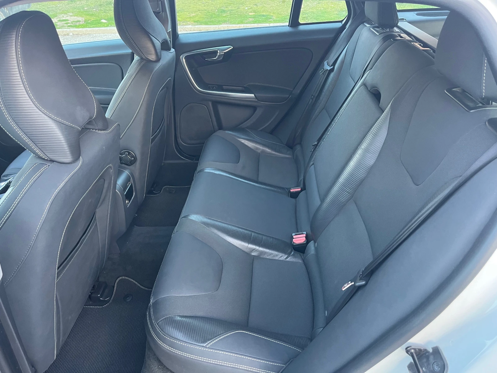 Volvo V60 R-Design, снимка 12 - Автомобили и джипове - 52064329