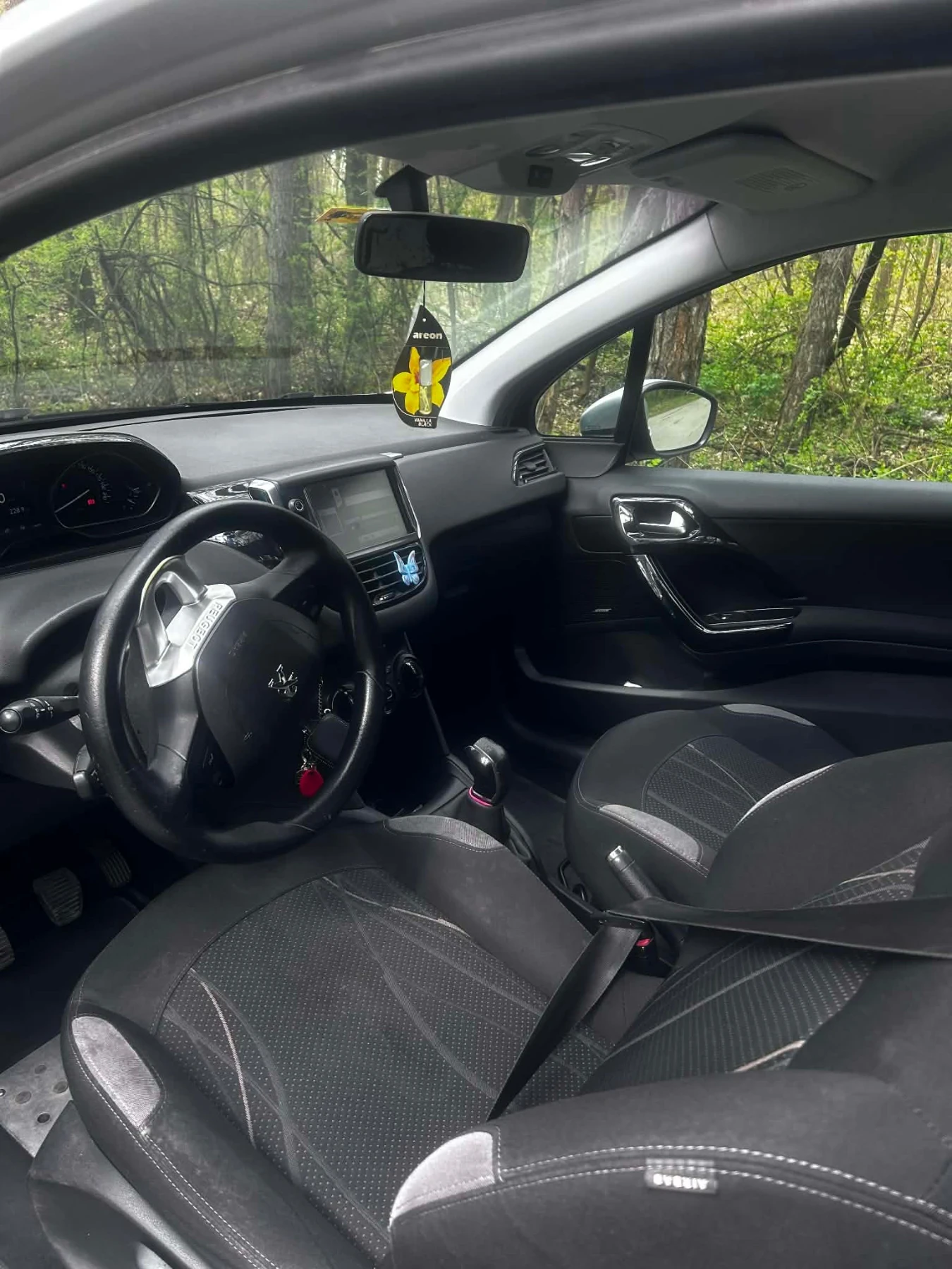 Peugeot 208 1.4, снимка 10 - Автомобили и джипове - 54316756