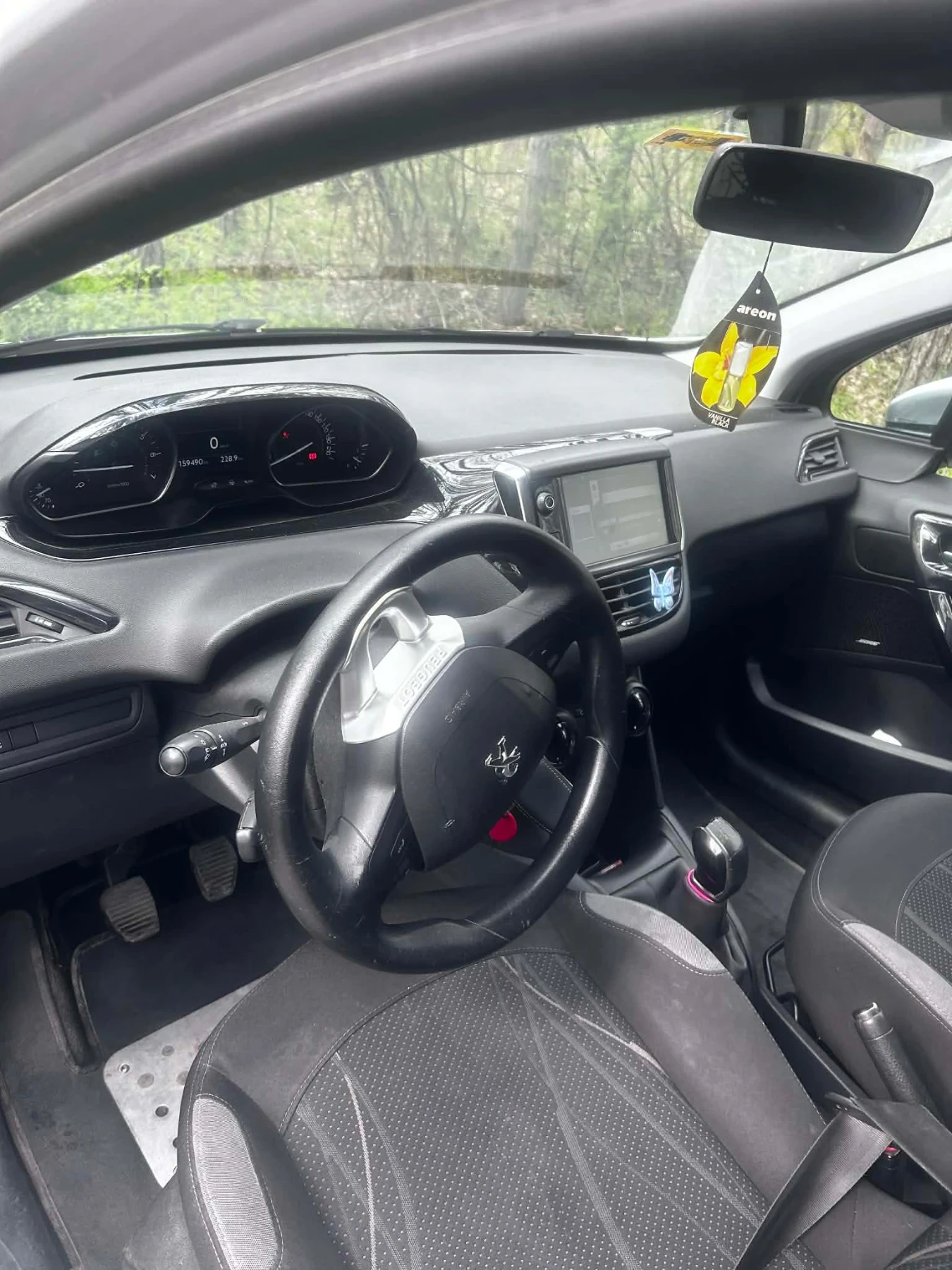 Peugeot 208 1.4, снимка 9 - Автомобили и джипове - 54316756