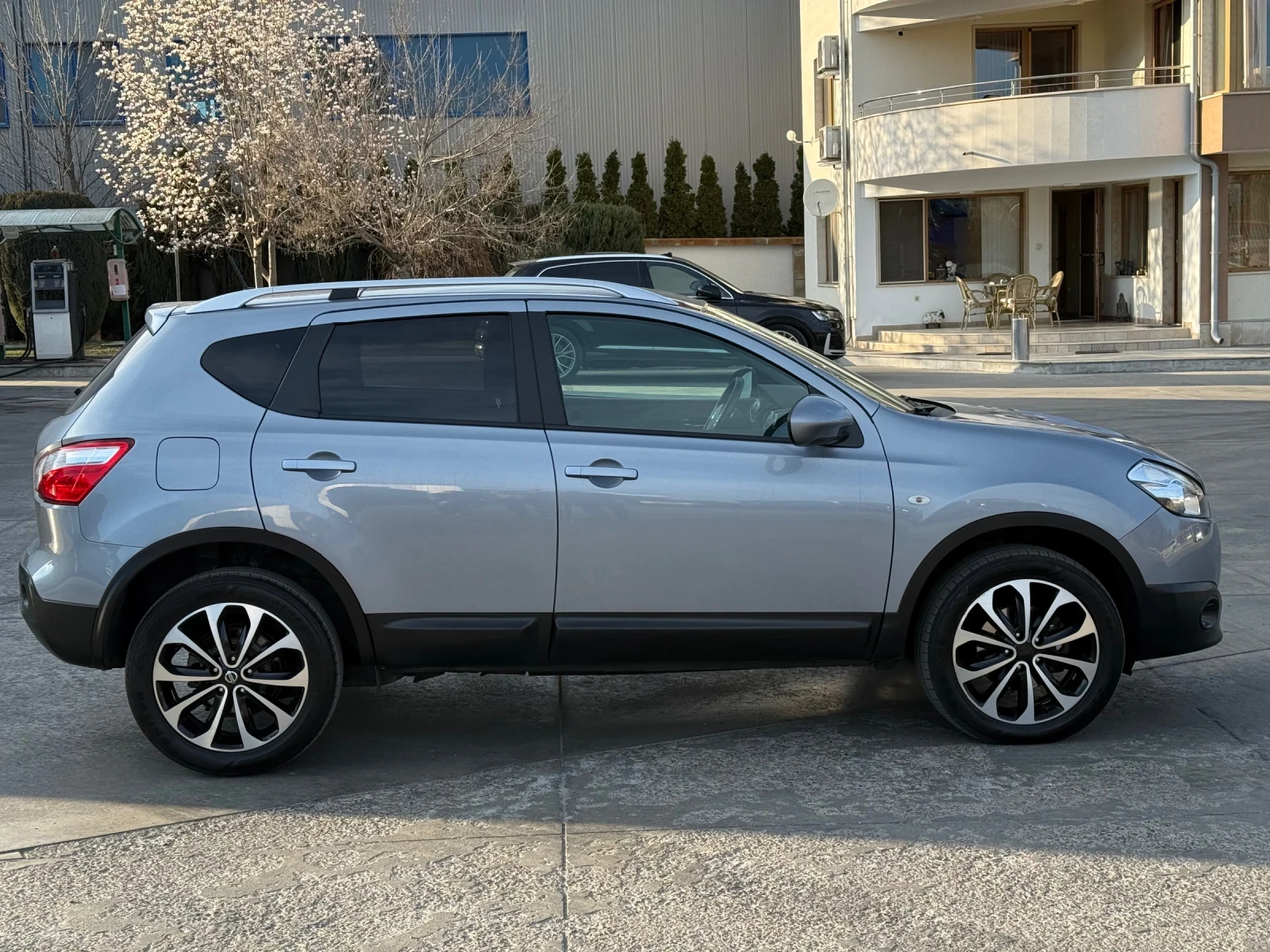 Nissan Qashqai 2.0i 4x4 Автомнатик* NAVI* Перфектен* 90 000км!!!, снимка 2 - Автомобили и джипове - 53791921