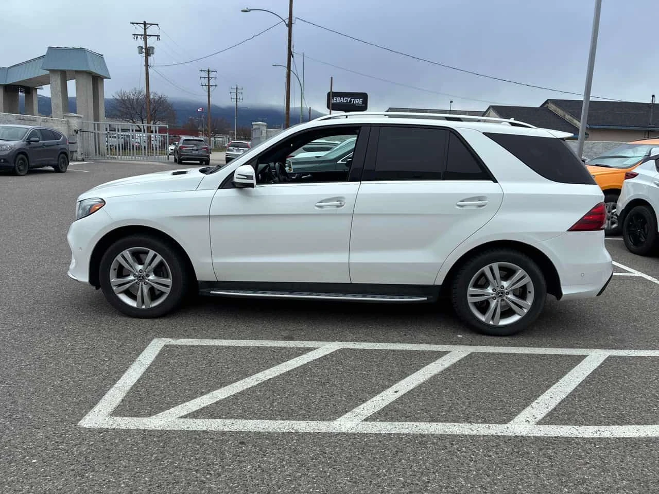 Mercedes-Benz GLE 400 4MATIC* DISTRONIC* ОБДУХВАНЕ* 360КАМЕРИ* + ГУМИ   , снимка 2 - Автомобили и джипове - 53917163