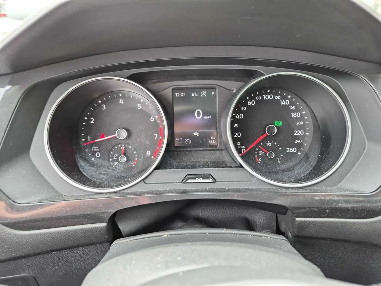VW Tiguan * 4MOTION * PANO* KEYLESS* ПОДГРЕВ* , снимка 8 - Автомобили и джипове - 54362315