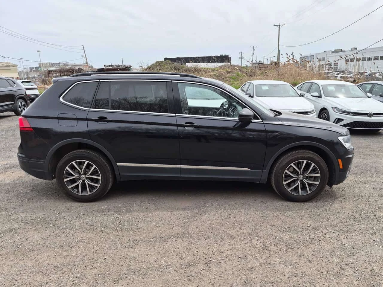 VW Tiguan * 4MOTION * PANO* KEYLESS* ПОДГРЕВ* , снимка 3 - Автомобили и джипове - 54362315