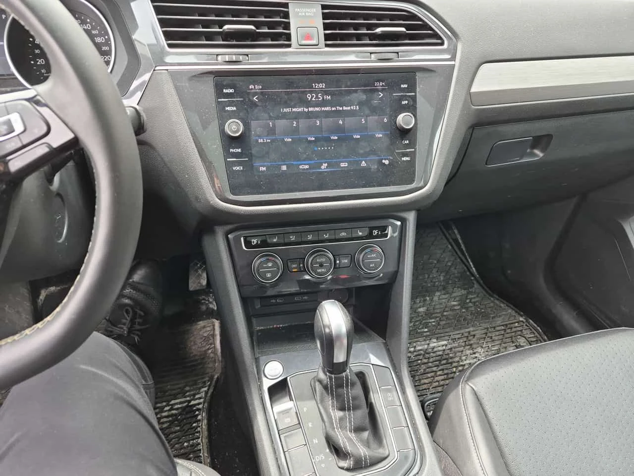 VW Tiguan * 4MOTION * PANO* KEYLESS* ПОДГРЕВ* , снимка 9 - Автомобили и джипове - 54362315