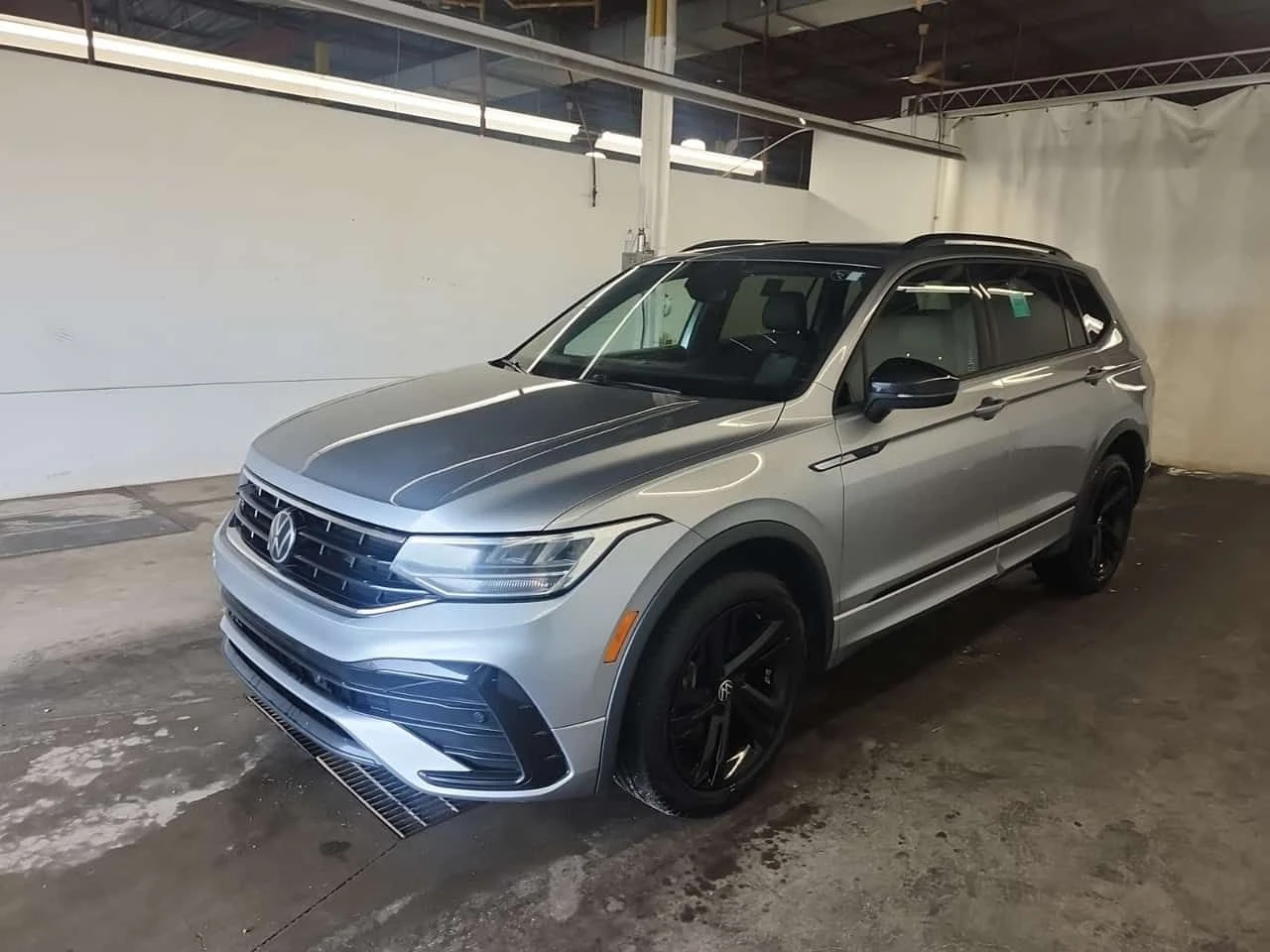 VW Tiguan  R LINE BLACK EDITION | DISTRONIC | PODGREVI 