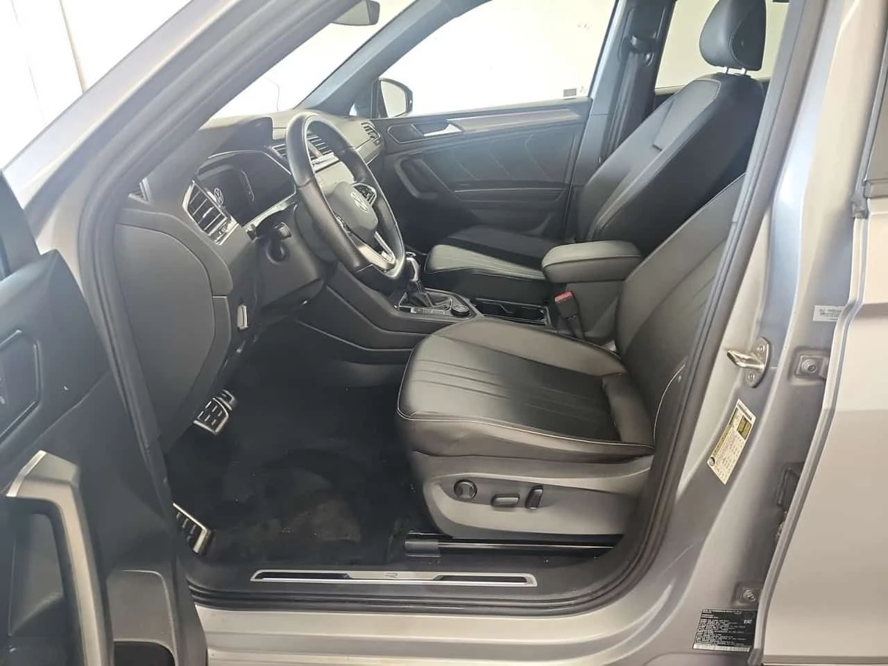 VW Tiguan  R LINE BLACK EDITION | DISTRONIC | PODGREVI , снимка 10 - Автомобили и джипове - 54959889