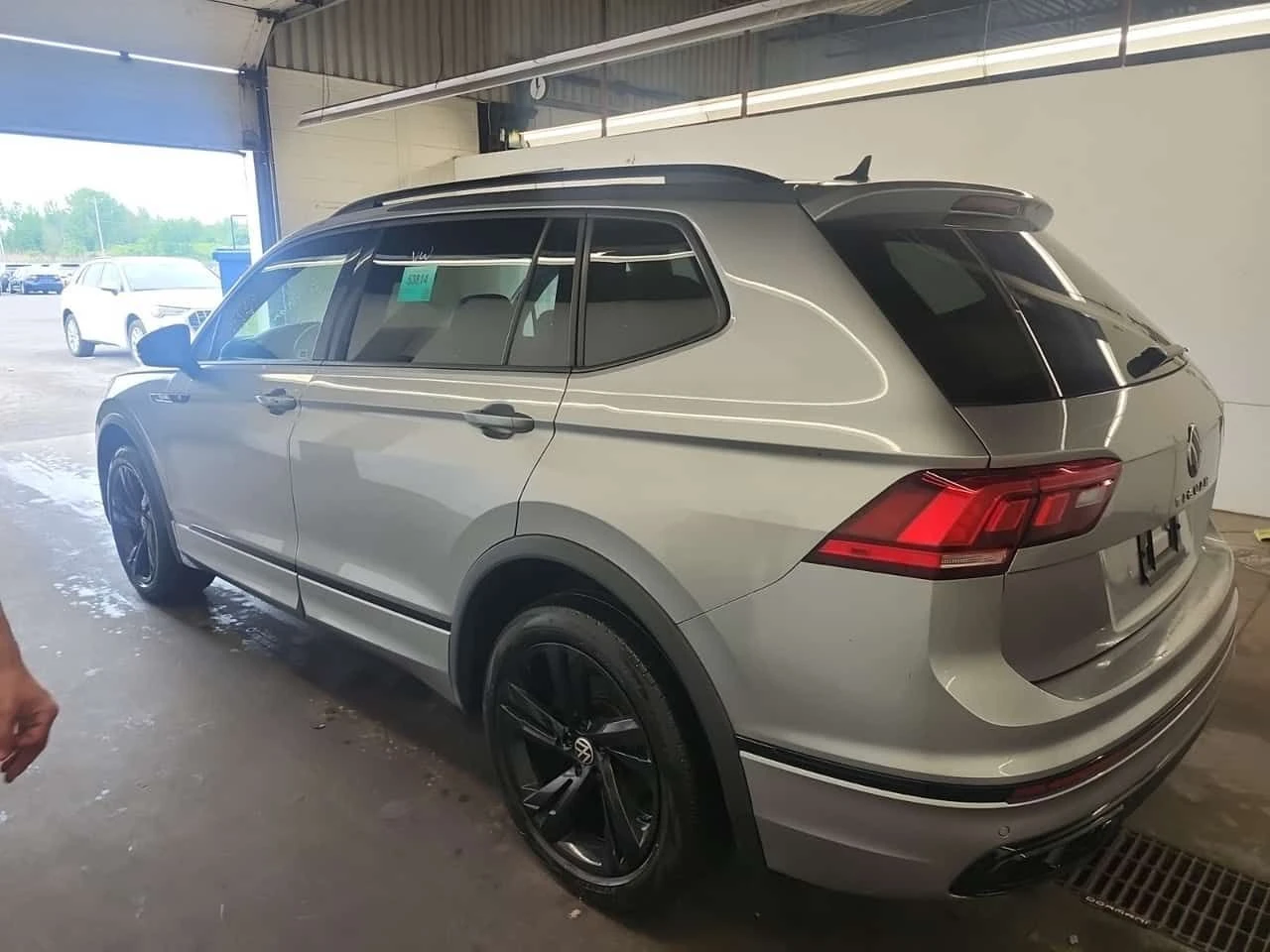 VW Tiguan  R LINE BLACK EDITION | DISTRONIC | PODGREVI , снимка 4 - Автомобили и джипове - 54959889