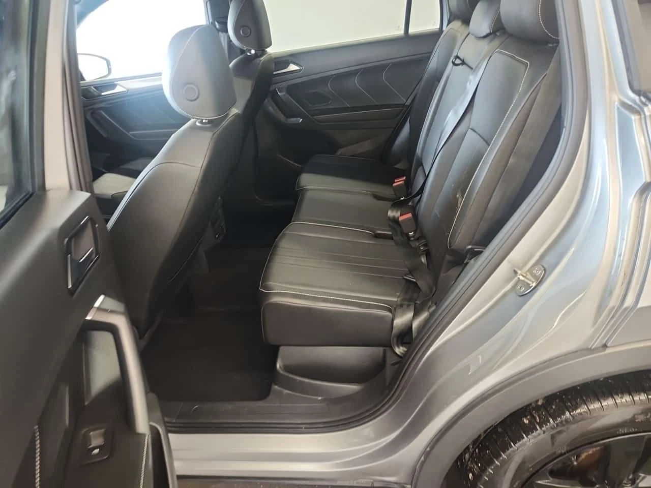 VW Tiguan  R LINE BLACK EDITION | DISTRONIC | PODGREVI , снимка 13 - Автомобили и джипове - 54959889