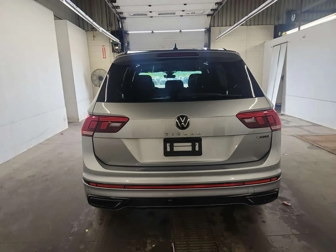 VW Tiguan  R LINE BLACK EDITION | DISTRONIC | PODGREVI , снимка 6 - Автомобили и джипове - 54959889