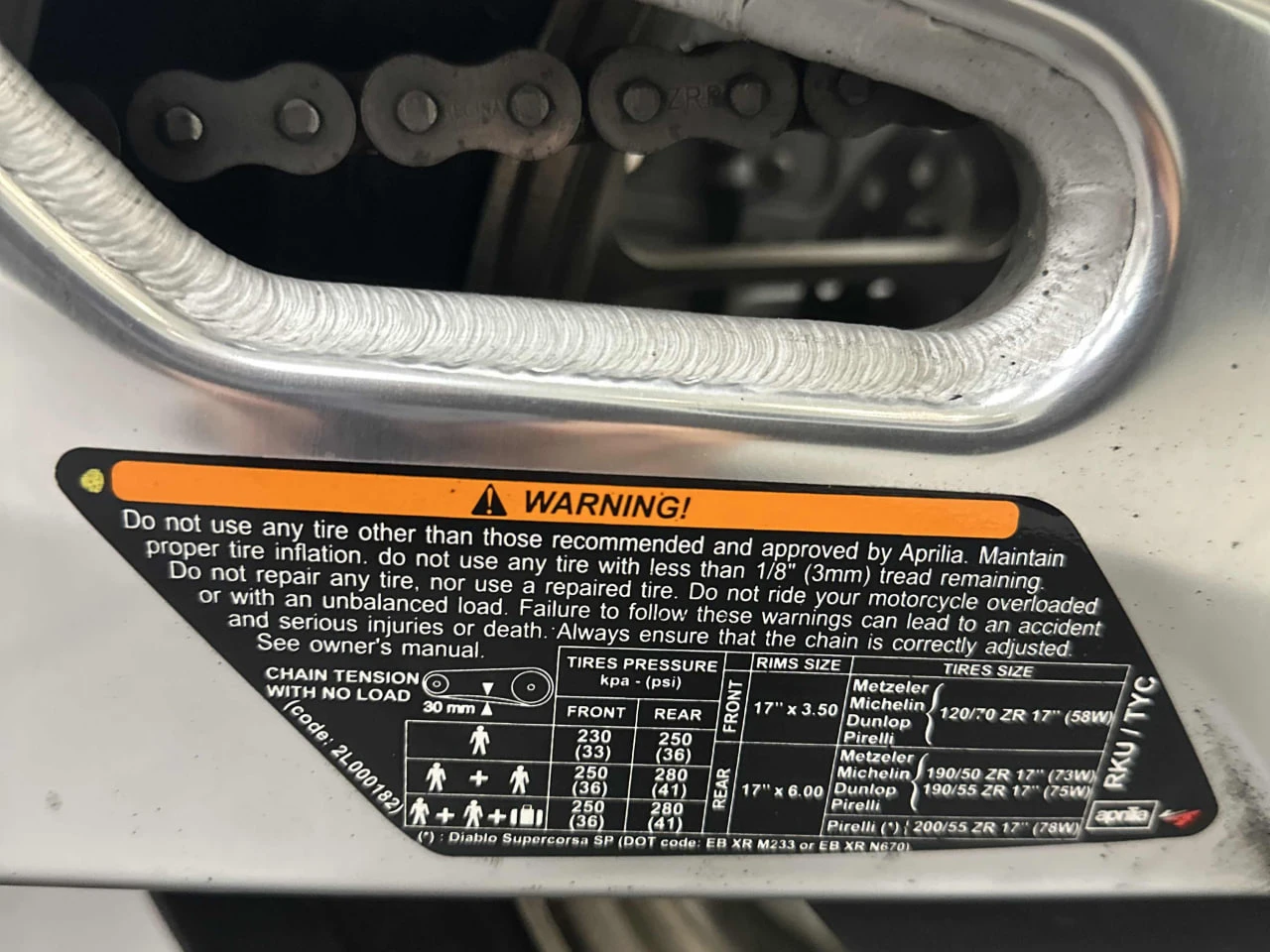 Aprilia RSV4 * 1100* FACTORY* ACRAPOVIC* CARBON* КЛИП НА ЛИЧНО*, снимка 11 - Мотоциклети и мототехника - 53990196