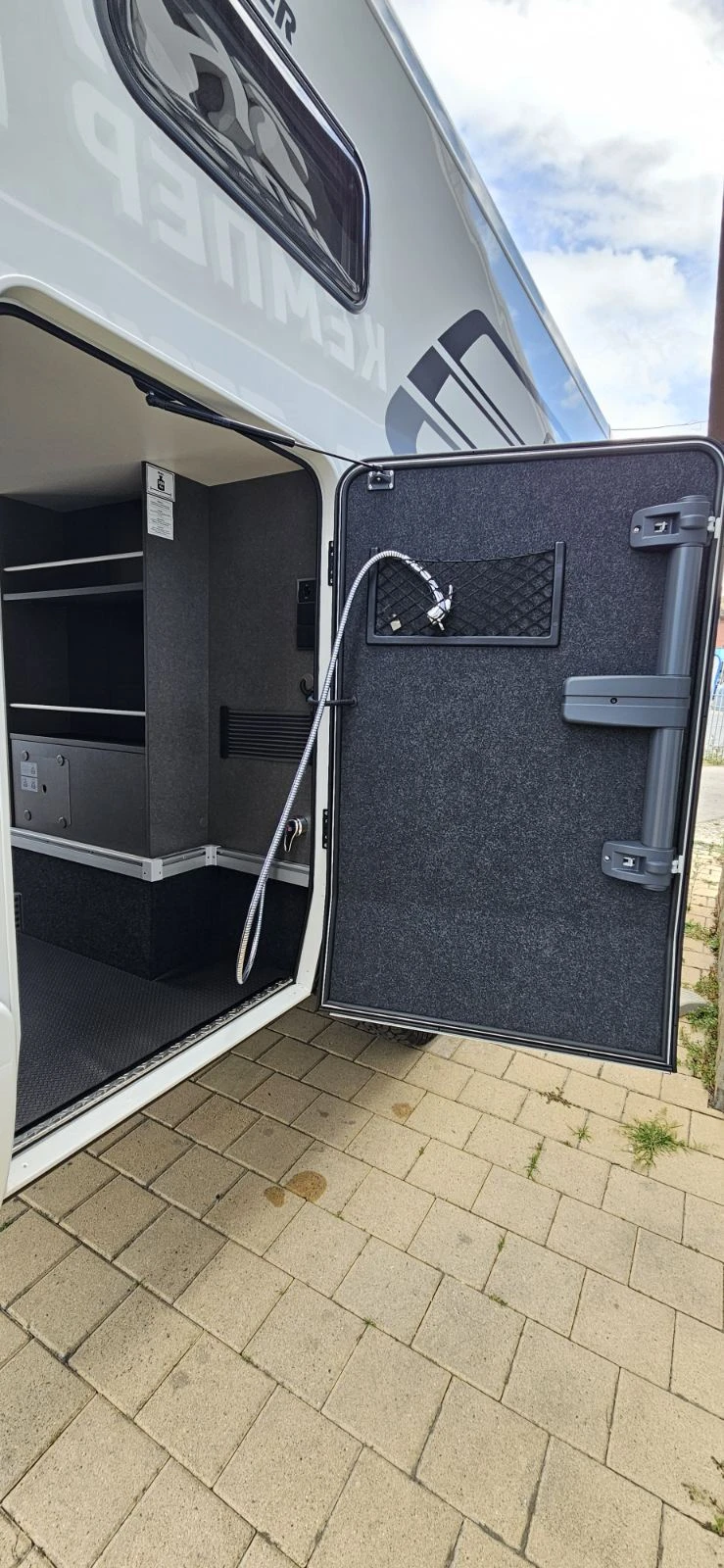 Кемпер HYMER / ERIBA 4X4 MERCEDES 3500 kg., снимка 15 - Каравани и кемпери - 51465732