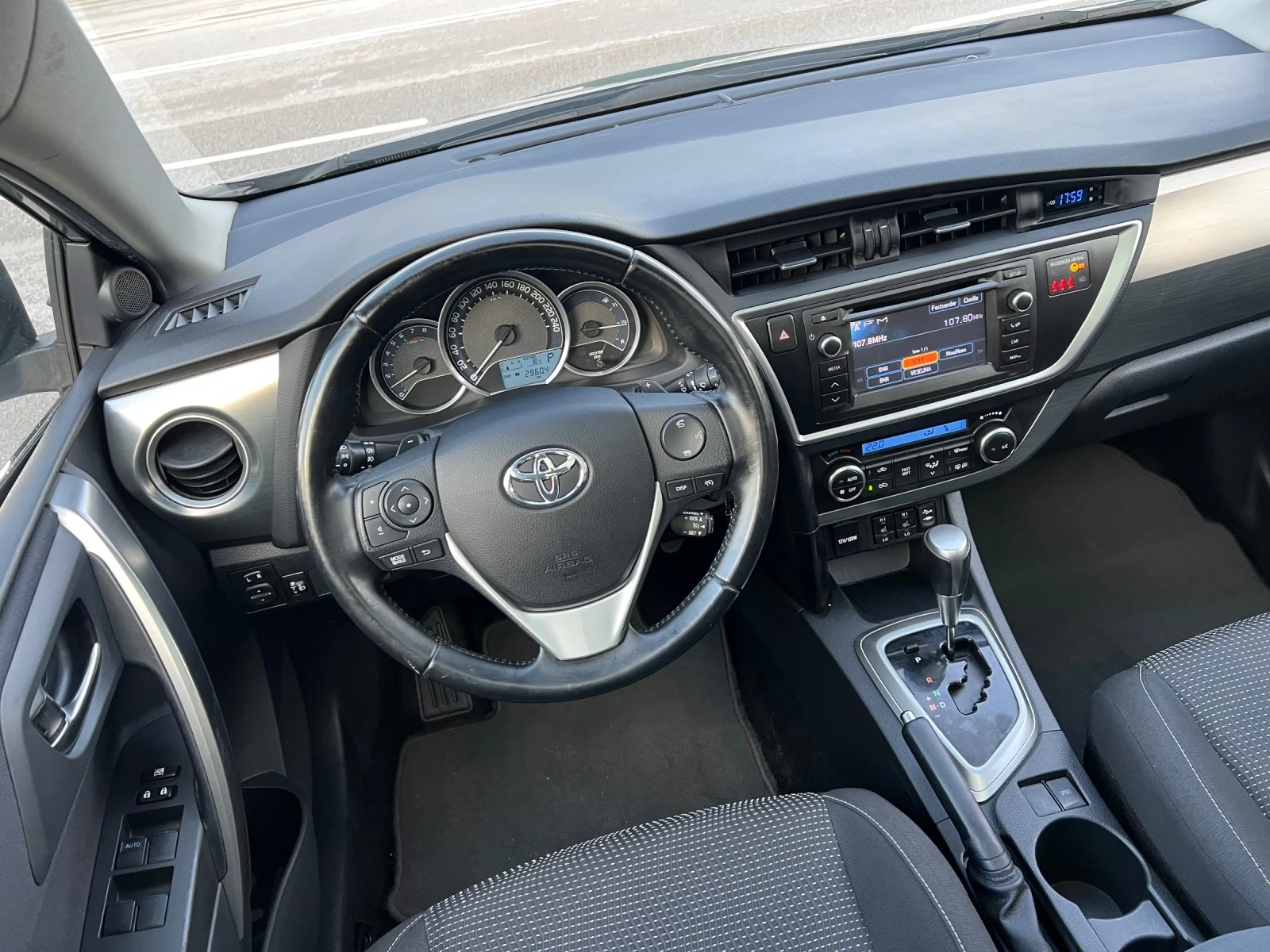 Toyota Auris 1.6i Бензин АВТОМАТ ШВЕЙЦАРИЯ - изображение 10