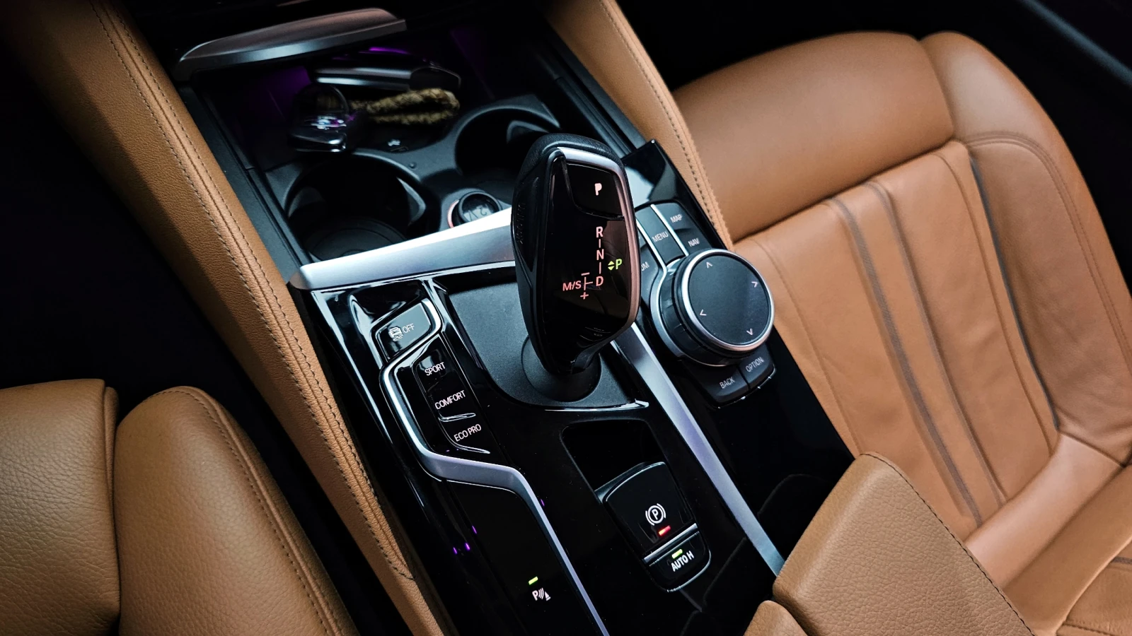 BMW 520 КОЖА* ПОДГРЕВИ* CARPLAY* 360 CAM, снимка 12 - Автомобили и джипове - 54982199