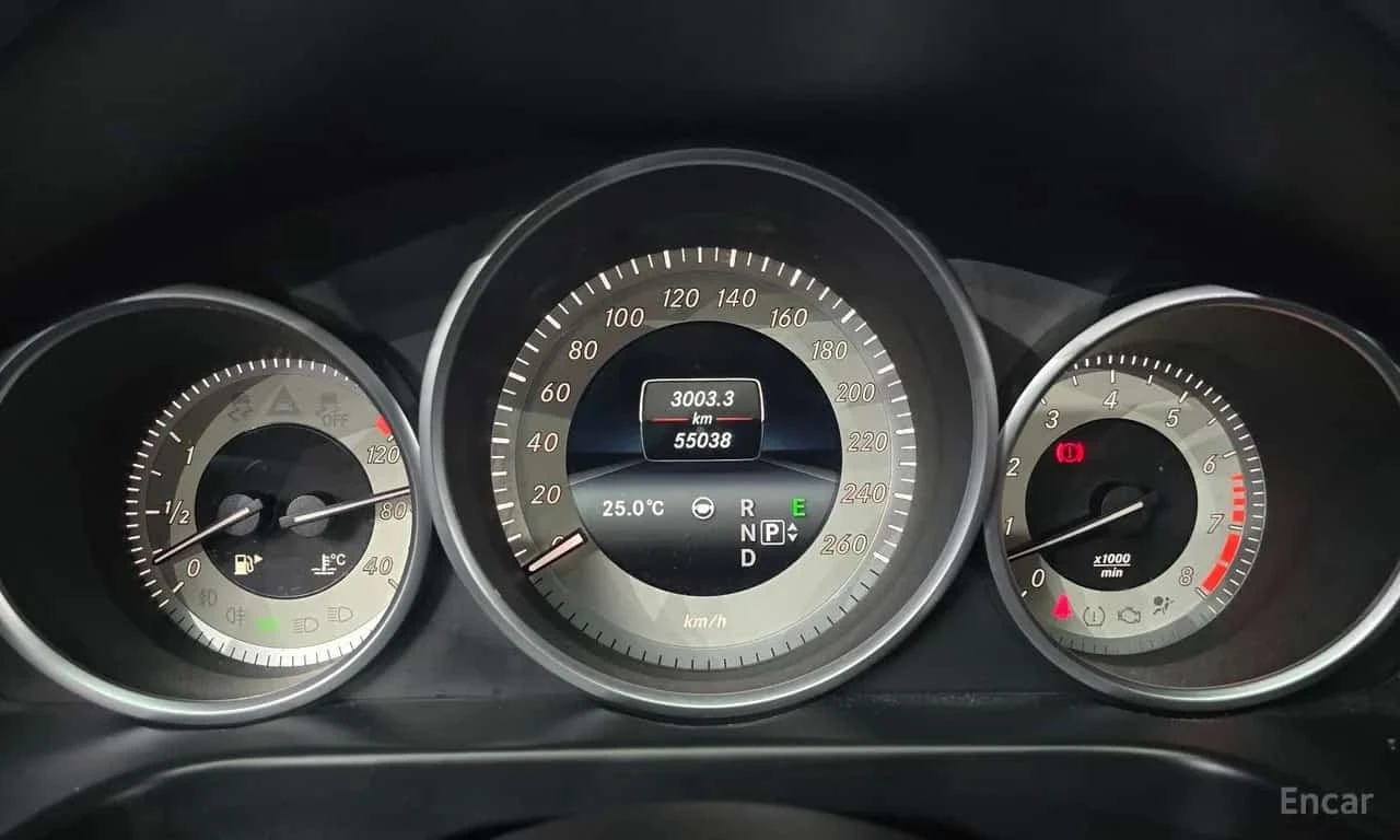 Mercedes-Benz E 400 4MATIC * 360 КАМЕРА * FACELIFT * ОБДУХВАНЕ * , снимка 8 - Автомобили и джипове - 56223359