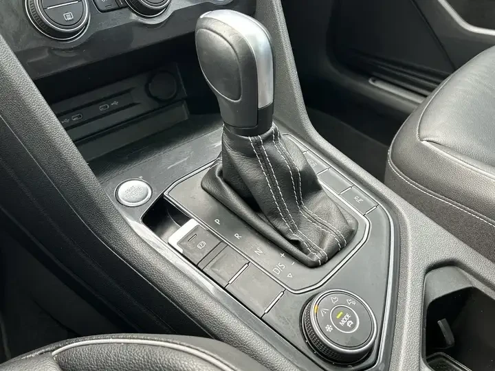 VW Tiguan Highline 2.0L AWD | PANO ROOF | APPLE l CARFAX, снимка 15 - Автомобили и джипове - 54795864