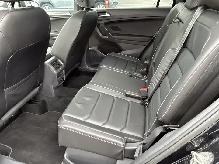 VW Tiguan Highline 2.0L AWD | PANO ROOF | APPLE l CARFAX, снимка 10 - Автомобили и джипове - 54795864