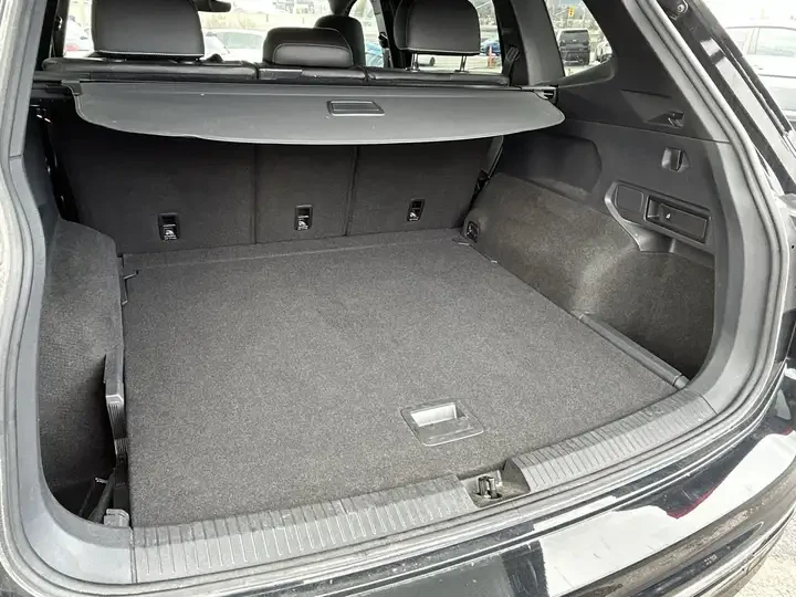 VW Tiguan Highline 2.0L AWD | PANO ROOF | APPLE l CARFAX, снимка 7 - Автомобили и джипове - 54795864