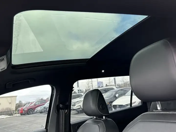 VW Tiguan Highline 2.0L AWD | PANO ROOF | APPLE l CARFAX, снимка 16 - Автомобили и джипове - 54795864
