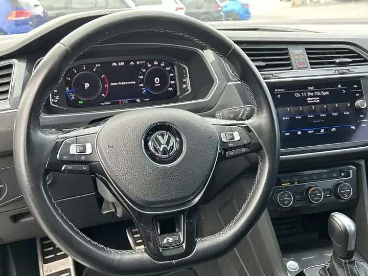 VW Tiguan Highline 2.0L AWD | PANO ROOF | APPLE l CARFAX, снимка 11 - Автомобили и джипове - 54795864