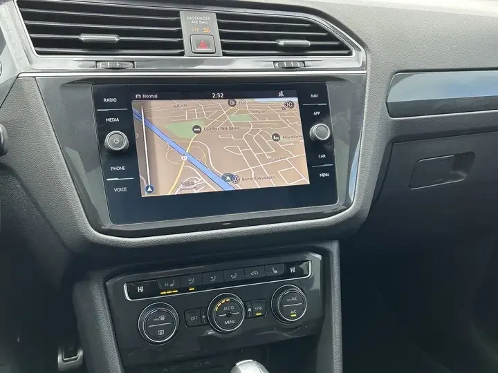 VW Tiguan Highline 2.0L AWD | PANO ROOF | APPLE l CARFAX, снимка 13 - Автомобили и джипове - 54795864