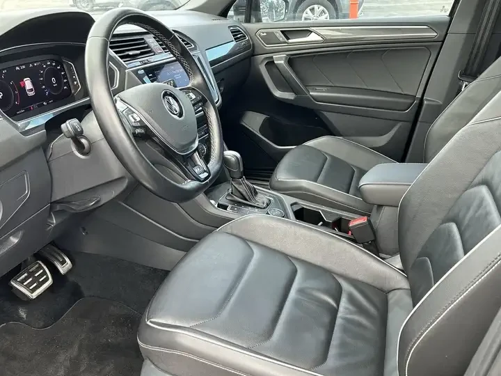 VW Tiguan Highline 2.0L AWD | PANO ROOF | APPLE l CARFAX, снимка 8 - Автомобили и джипове - 54795864