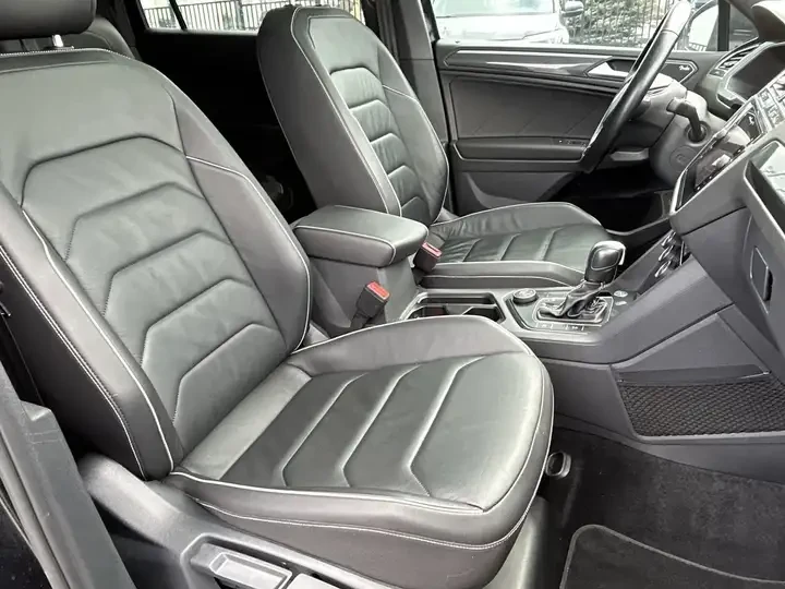 VW Tiguan Highline 2.0L AWD | PANO ROOF | APPLE l CARFAX, снимка 9 - Автомобили и джипове - 54795864