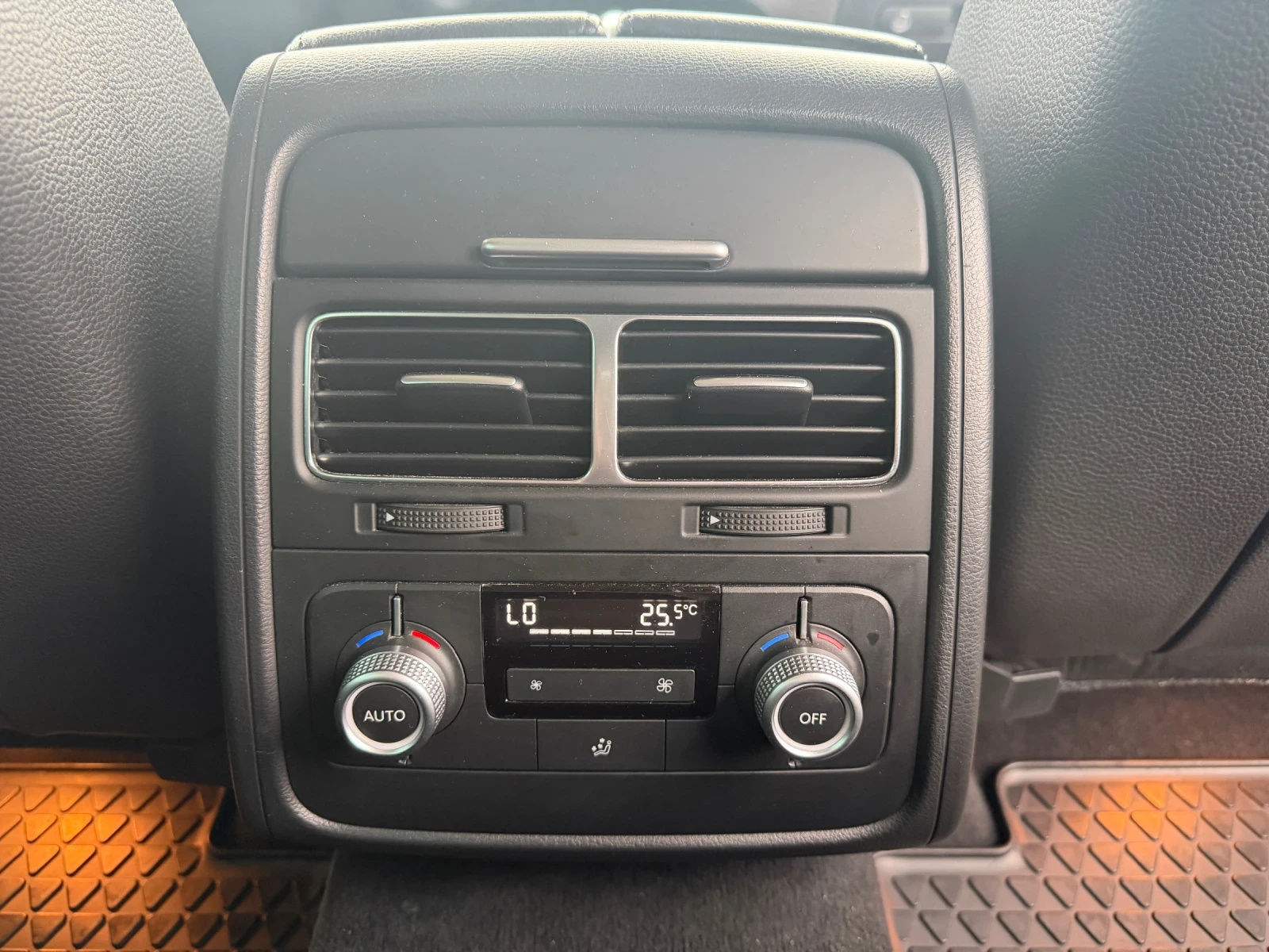 VW Touareg V6 TDI, снимка 17 - Автомобили и джипове - 54182603