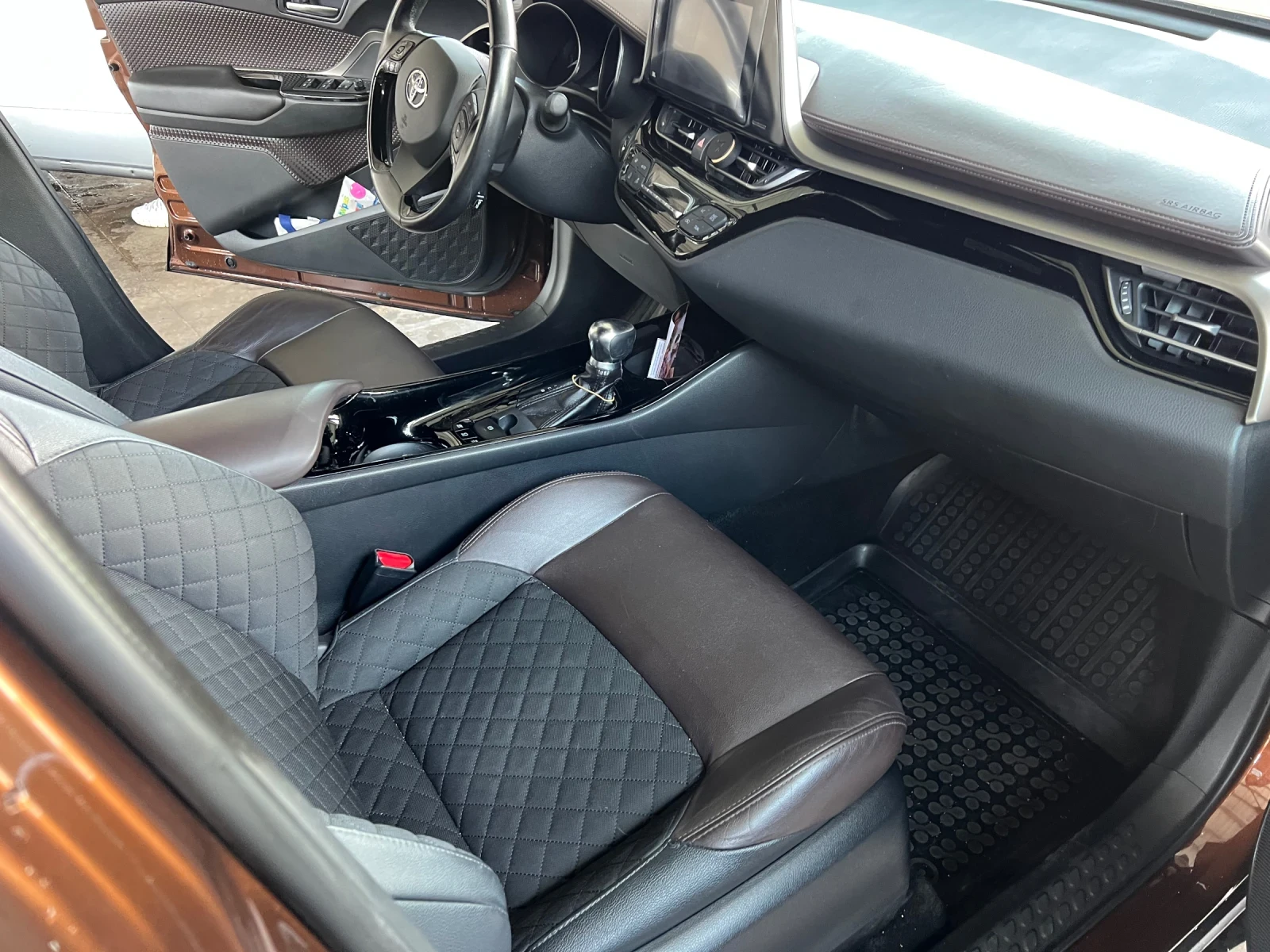 Toyota C-HR 1.8 (122kc) Hybrid  e-CVT, снимка 9 - Автомобили и джипове - 54879938