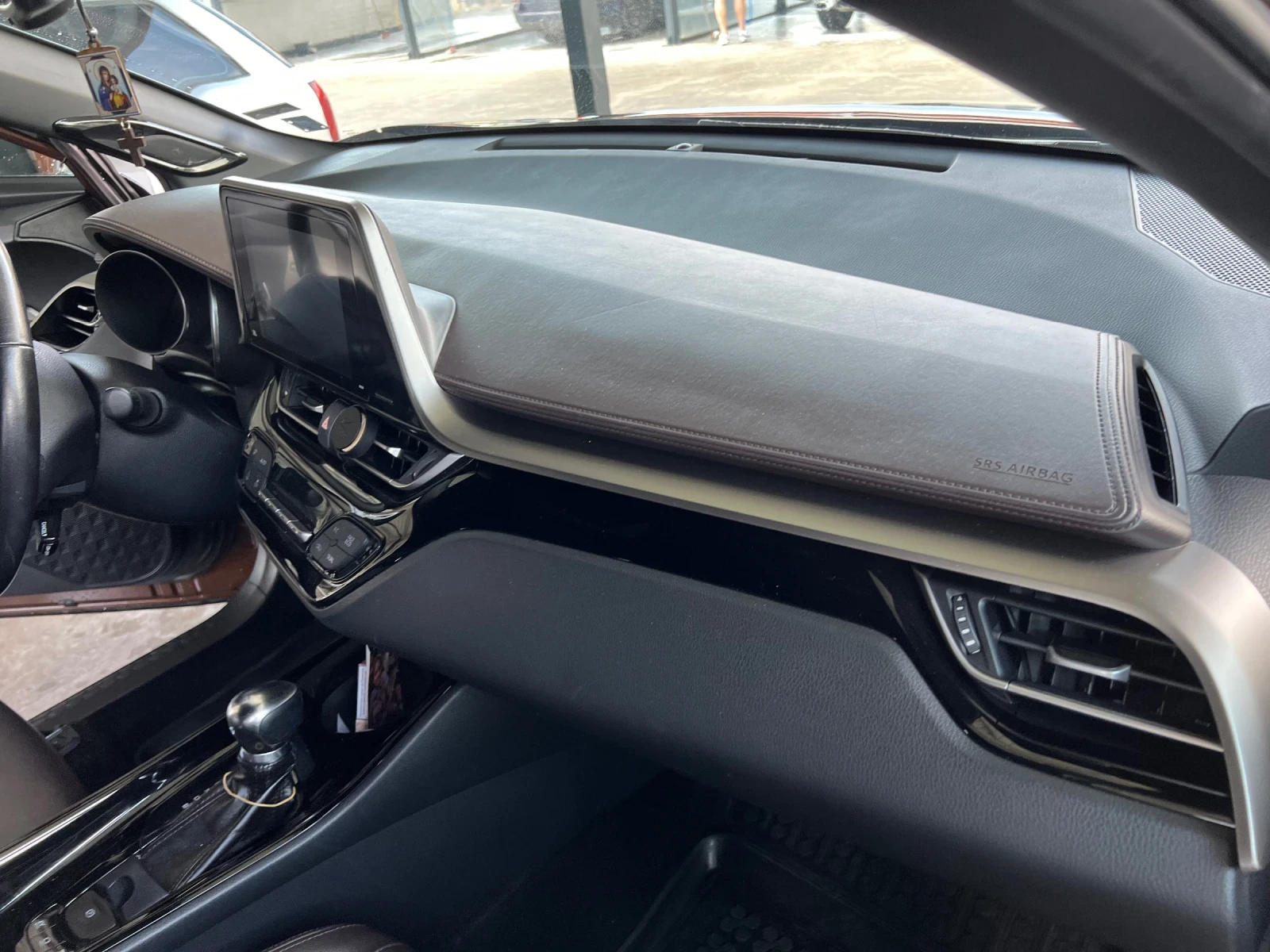 Toyota C-HR 1.8 (122kc) Hybrid  e-CVT, снимка 8 - Автомобили и джипове - 54879938