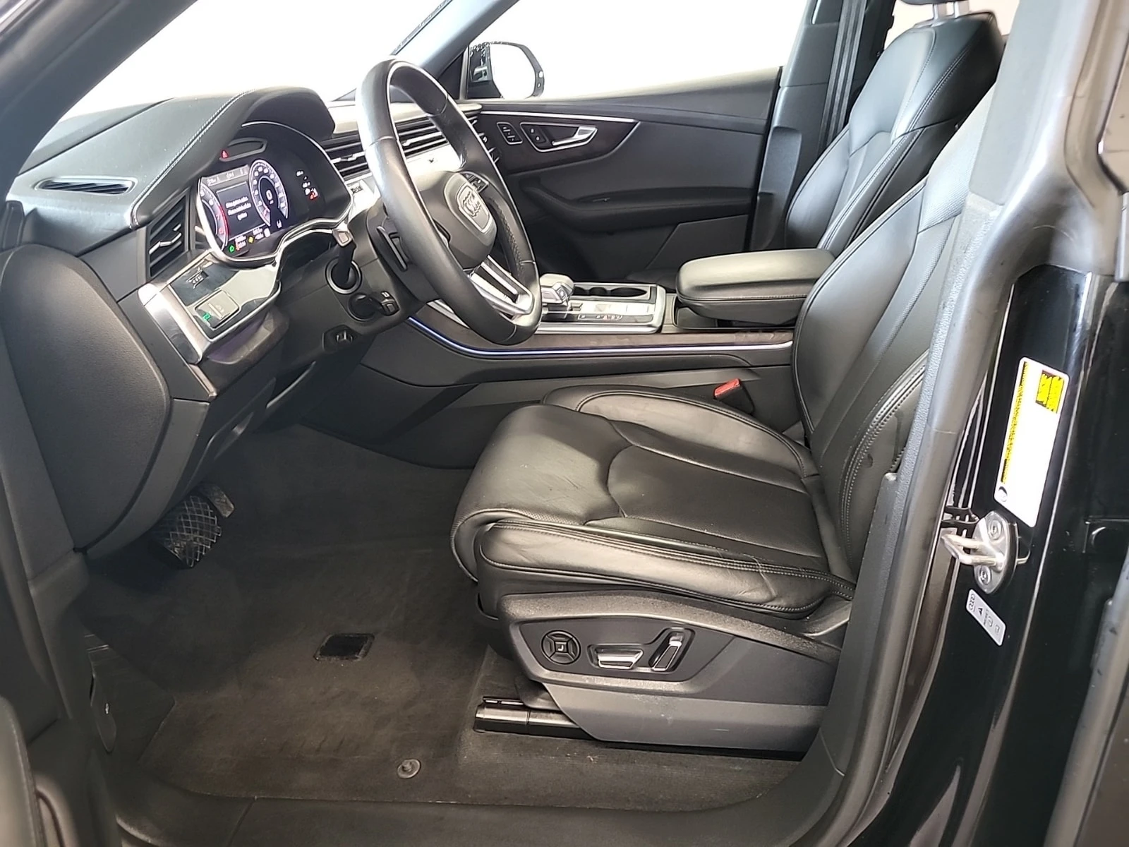 Audi Q8 / ОТ ПРЕДСТАВИТЕЛСТВО / ДИСТРОНИК / 2 КЛЮЧА , снимка 8 - Автомобили и джипове - 56122303