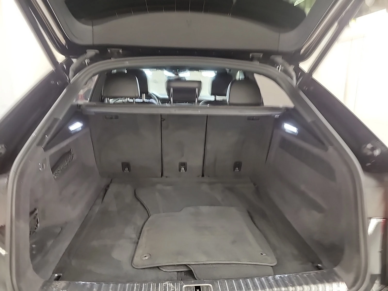 Audi Q8 / ОТ ПРЕДСТАВИТЕЛСТВО / ДИСТРОНИК / 2 КЛЮЧА , снимка 15 - Автомобили и джипове - 56122303