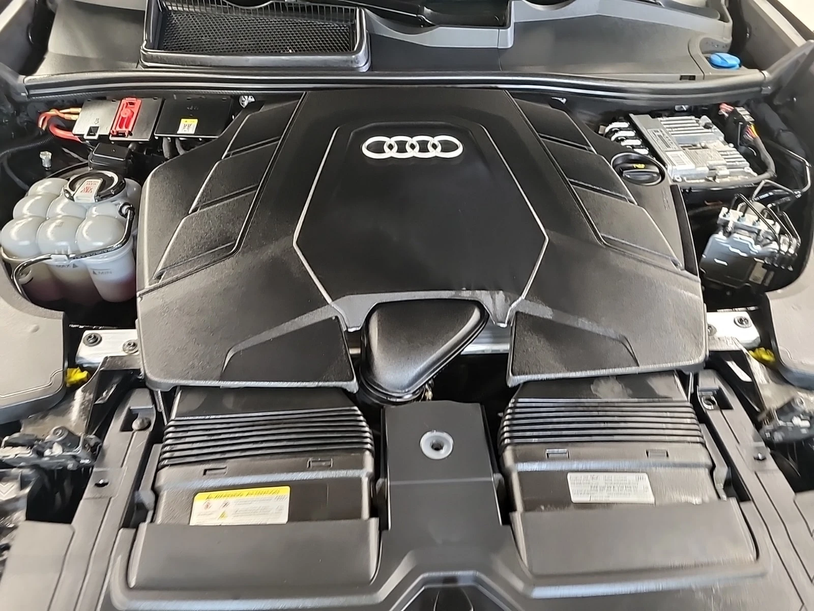 Audi Q8 / ОТ ПРЕДСТАВИТЕЛСТВО / ДИСТРОНИК / 2 КЛЮЧА , снимка 17 - Автомобили и джипове - 56122303