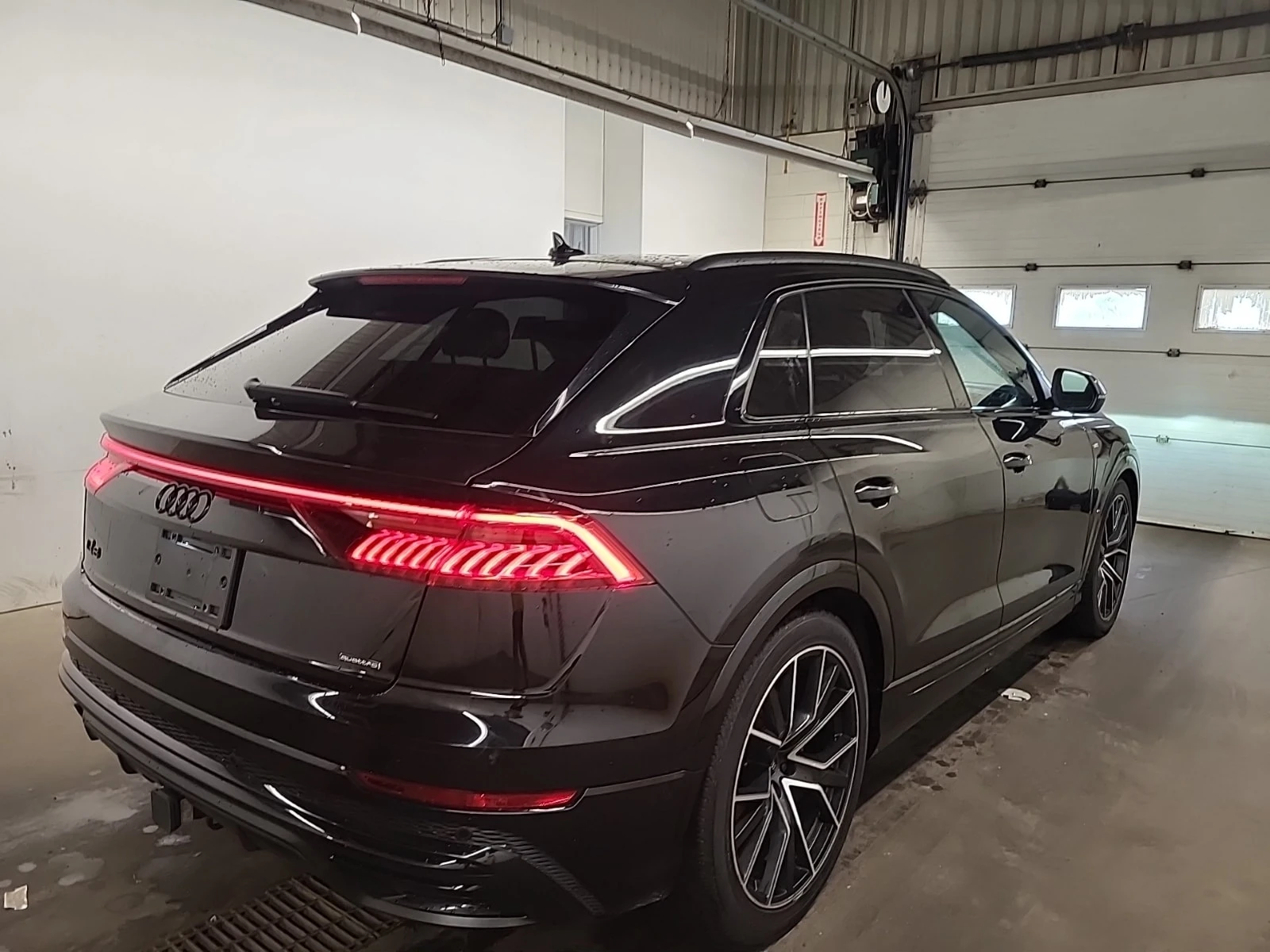 Audi Q8 / ОТ ПРЕДСТАВИТЕЛСТВО / ДИСТРОНИК / 2 КЛЮЧА , снимка 3 - Автомобили и джипове - 56122303