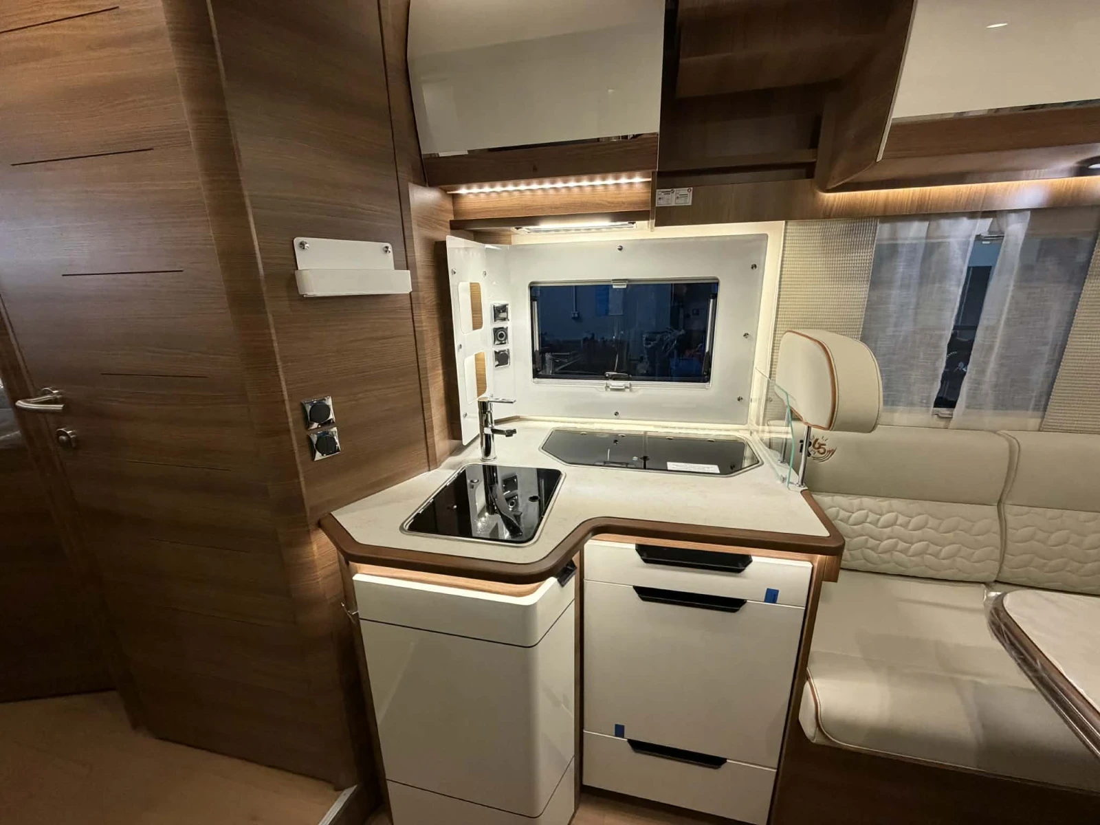Кемпер Rapido 666F 2027 AT8 Optimum Line LIFEPO4* Солар, снимка 3 - Каравани и кемпери - 56155289