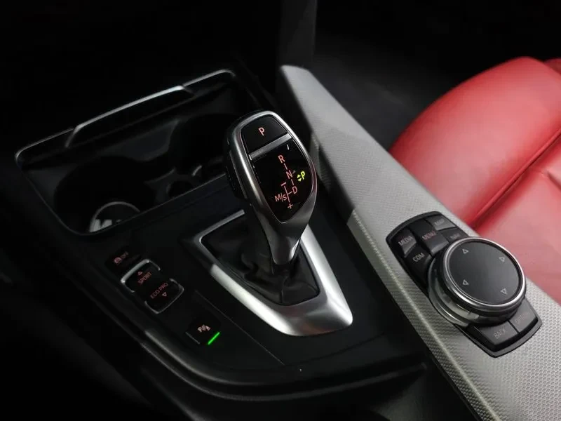 BMW 330 I M Sports, снимка 9 - Автомобили и джипове - 55803620