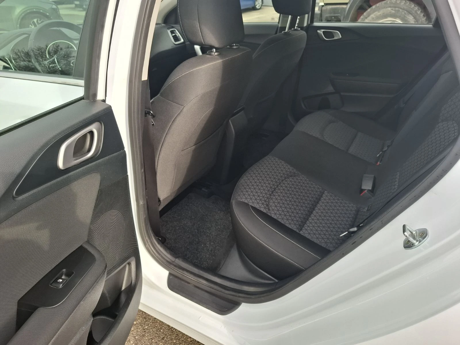 Kia Ceed 1.0 Турбо Гаранция - изображение 7