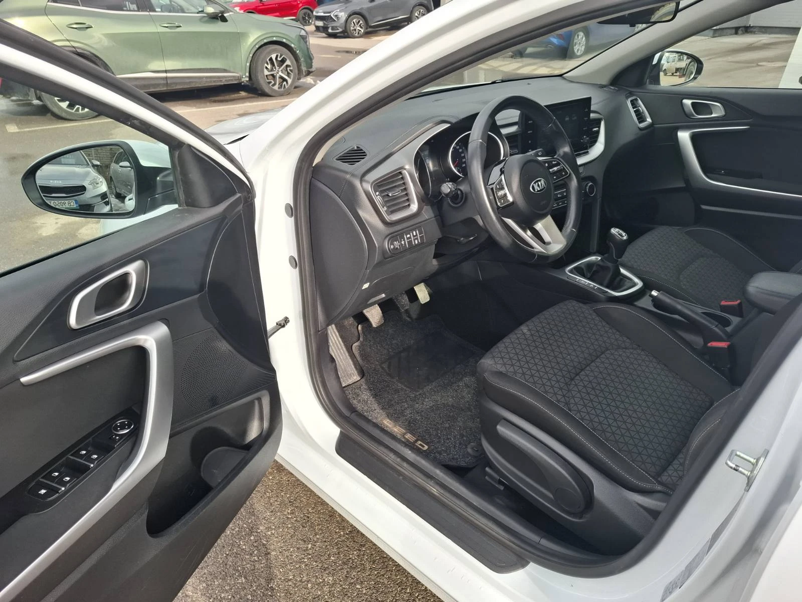 Kia Ceed 1.0 Турбо Гаранция - изображение 9