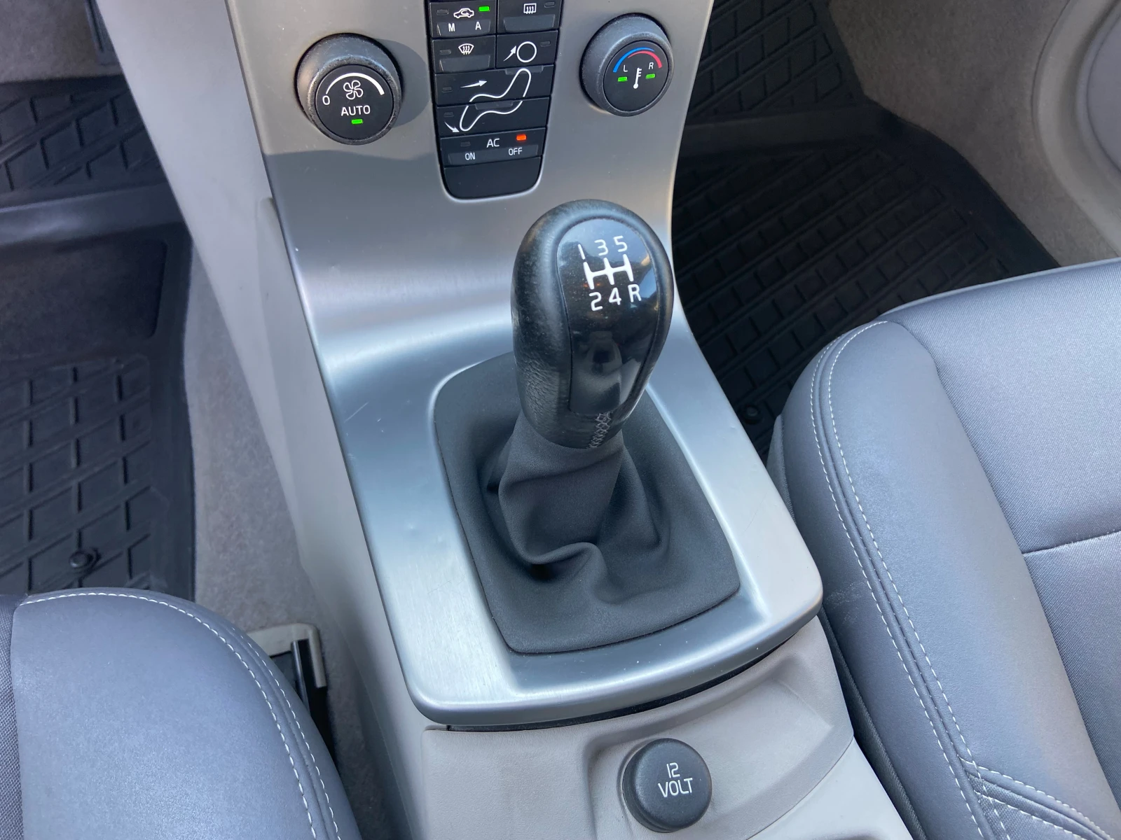 Volvo S40 1.6d-Изключително запазен!, снимка 11 - Автомобили и джипове - 53973474