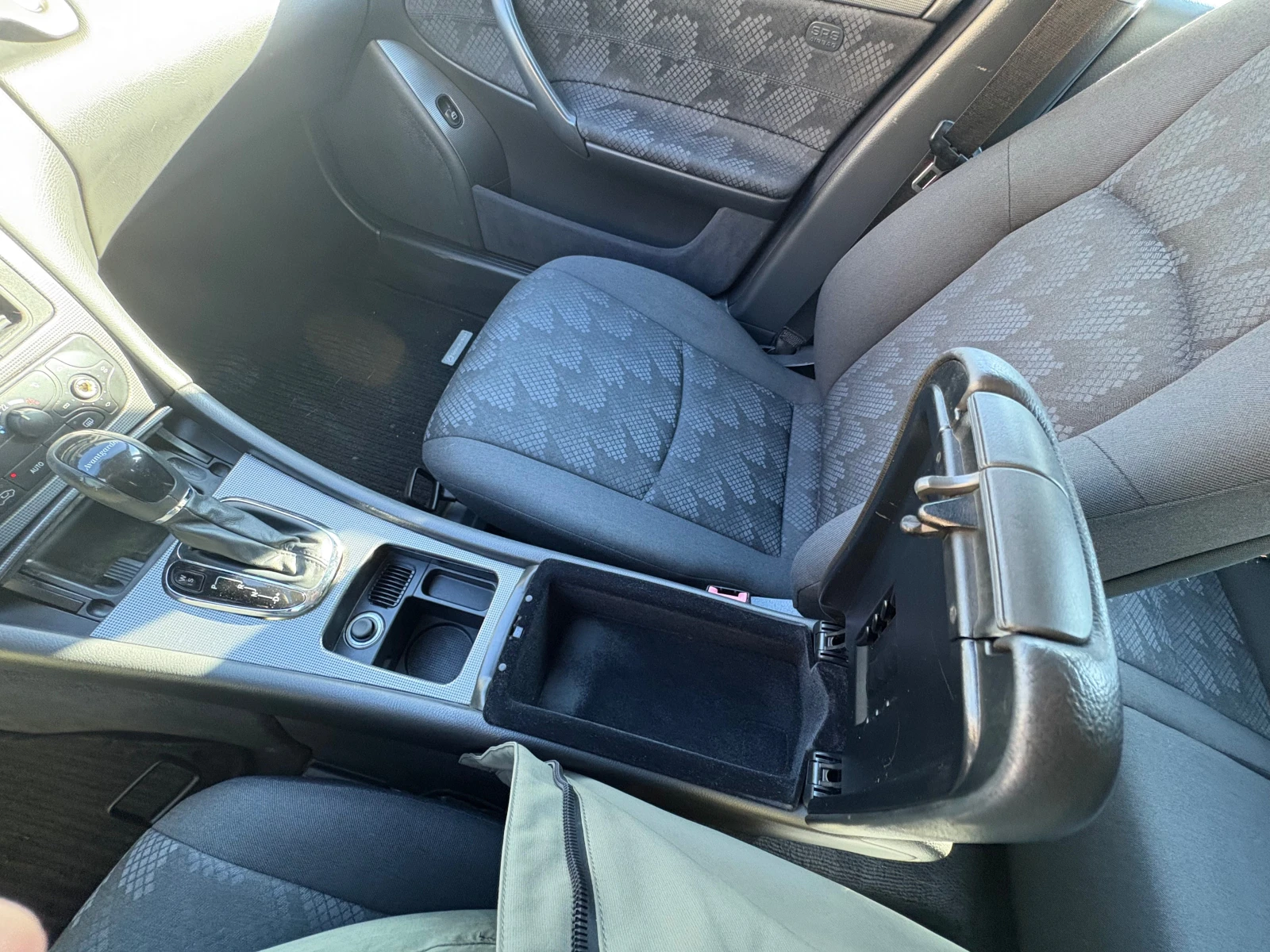 Mercedes-Benz C 220 Avantgarde, снимка 9 - Автомобили и джипове - 54691558