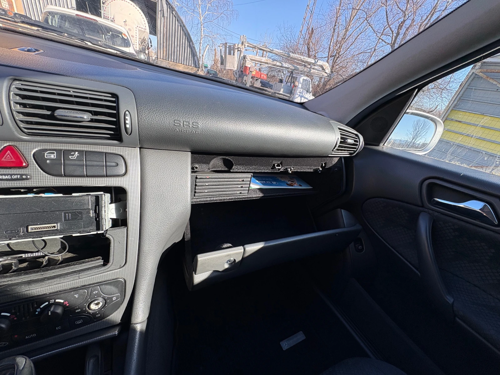 Mercedes-Benz C 220 Avantgarde, снимка 16 - Автомобили и джипове - 54691558