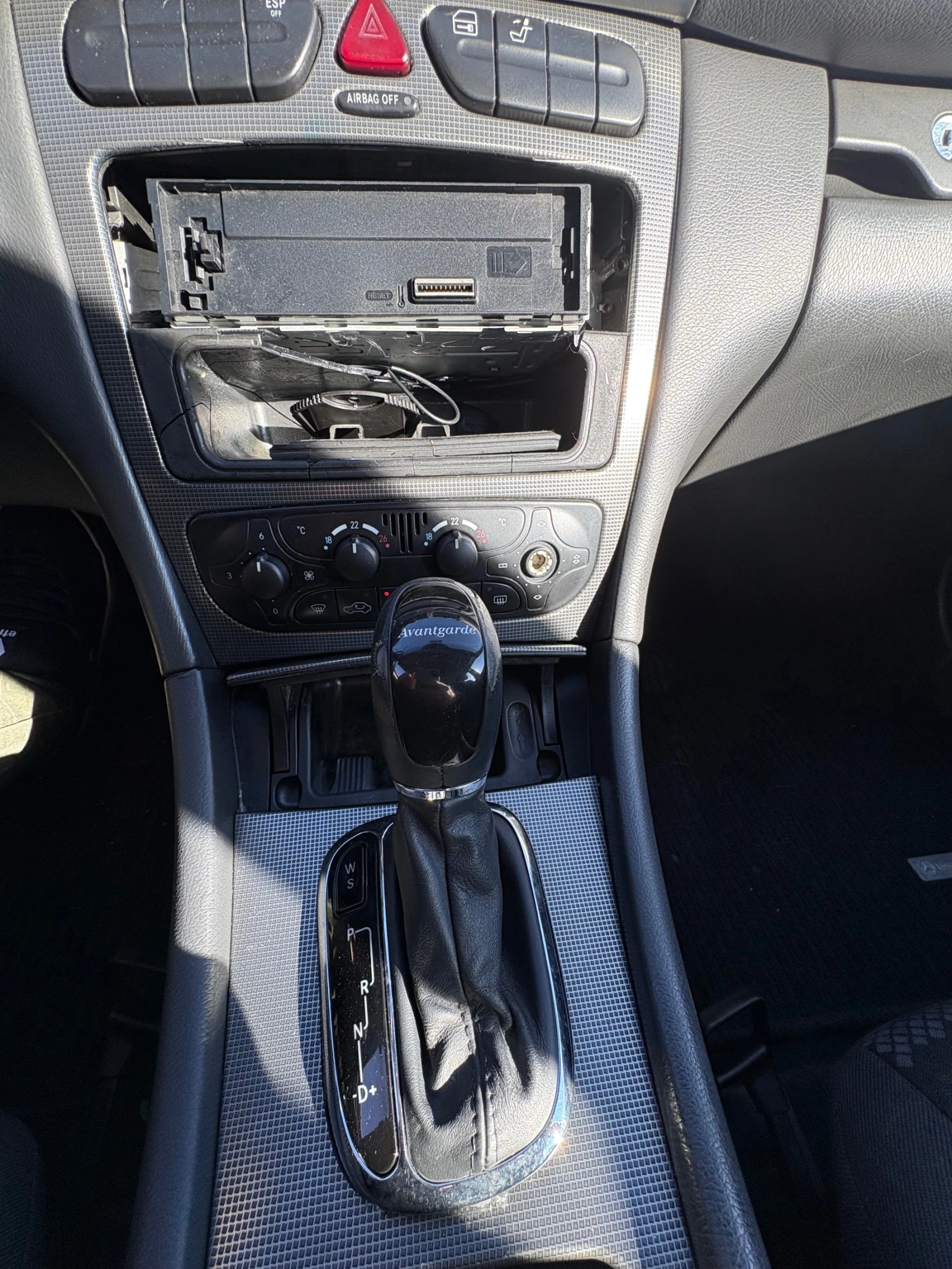 Mercedes-Benz C 220 Avantgarde, снимка 11 - Автомобили и джипове - 54691558