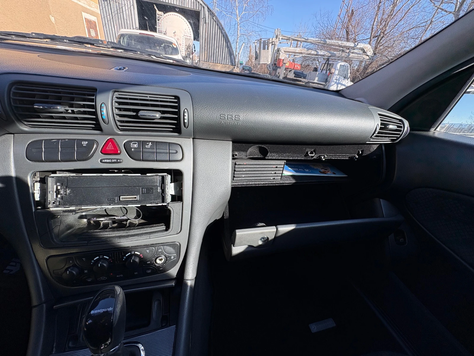 Mercedes-Benz C 220 Avantgarde, снимка 17 - Автомобили и джипове - 54691558