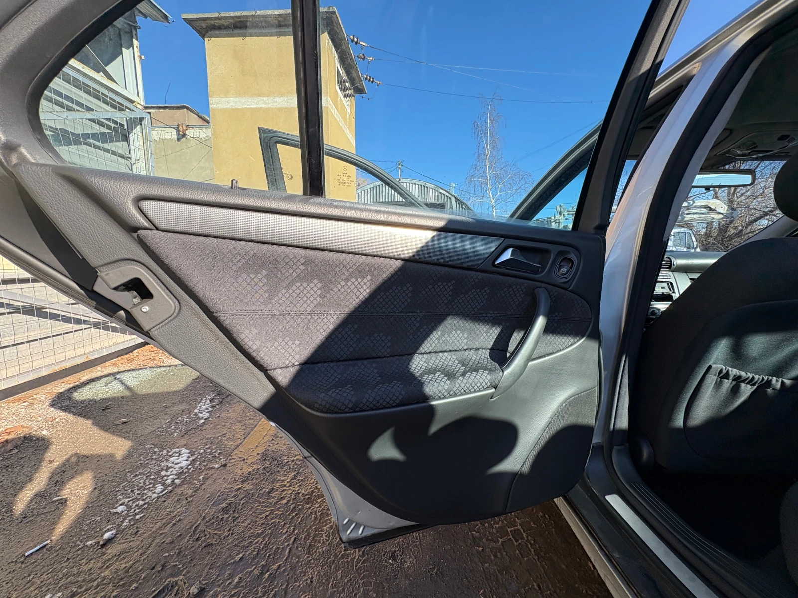 Mercedes-Benz C 220 Avantgarde, снимка 5 - Автомобили и джипове - 54691558