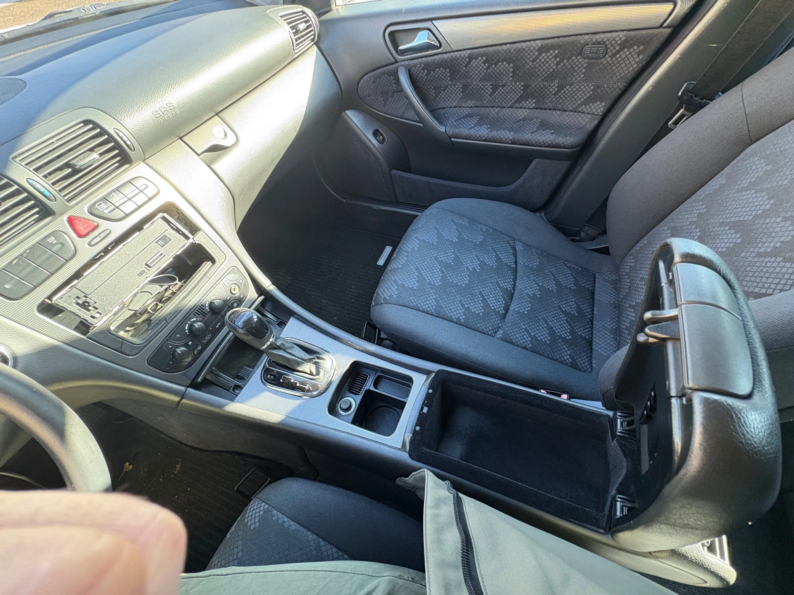 Mercedes-Benz C 220 Avantgarde, снимка 10 - Автомобили и джипове - 54691558